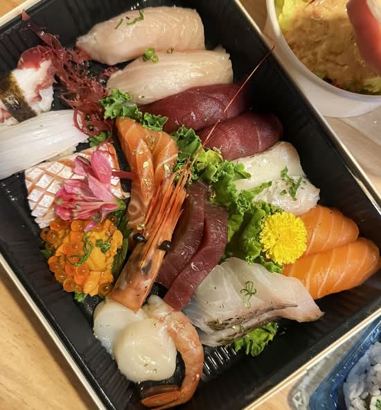 UE6. Sushi and Sashimi Deluxe Combo 至尊寿司刺身套餐